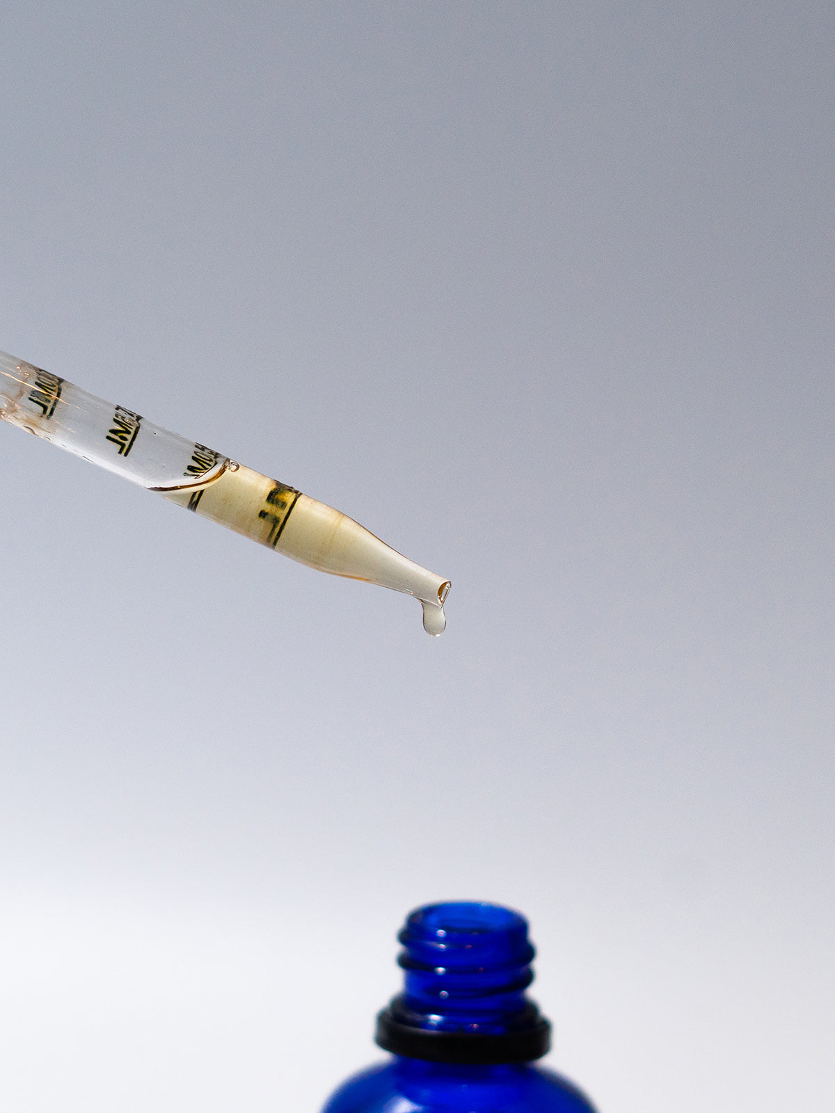 Revitalizing All-in-One Essence Oil Free